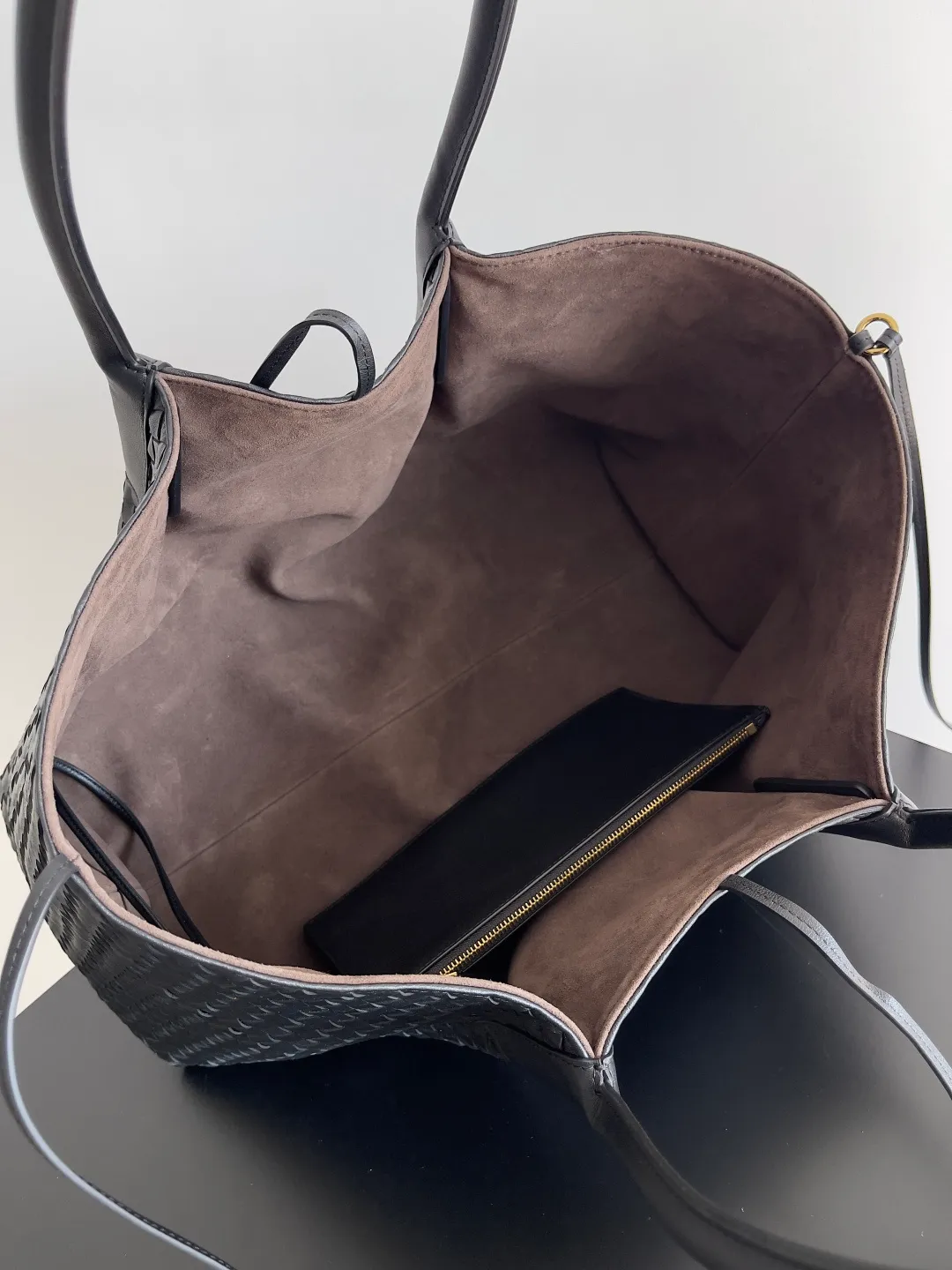 Batch 2660 Bottega Veneta 2025 new product PINACOTECA bag, iconic weaving process, skillfully crafted with 10mm Intrecciato process and equipped with suede lining. Four small strips of leather add character to the design and make the bag more stable. Relaxed yet sophisticated, casual yet refined, suede lining and double-sided design, suitable for shoulder and hand carry. The four straps can be adjusted into different shapes. One pack can be switched between two uses, easily integrating into your daily rhythm. Style number: 817166 Size: 43*23*17.5cm